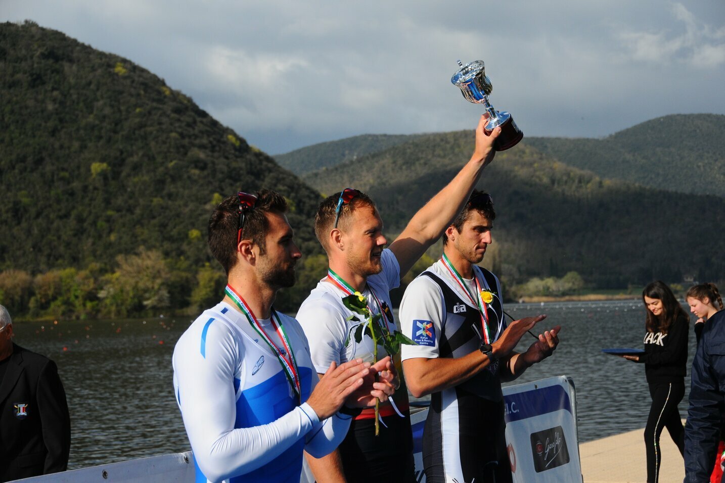 In Italia, medaglie dei canottieri e riflessioni sui biglietti olimpici