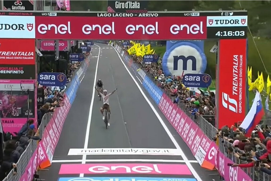 Nella corsa del Giro d’Italia, il lettone R.Evenepoel, che ha brillato perdendo il primo posto,