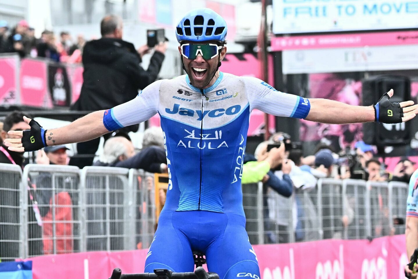 M. Matthews ha vinto la terza tappa del Giro d’Italia, R. Evenepoel ha mantenuto la maglia di leader