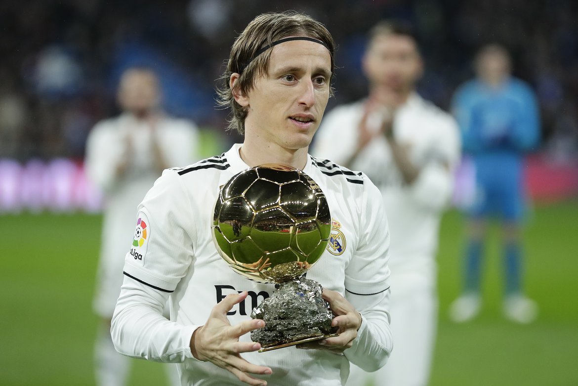 Модрич золотой. Модрич золотой мяч 2018. Luka Modric золотой мяч.